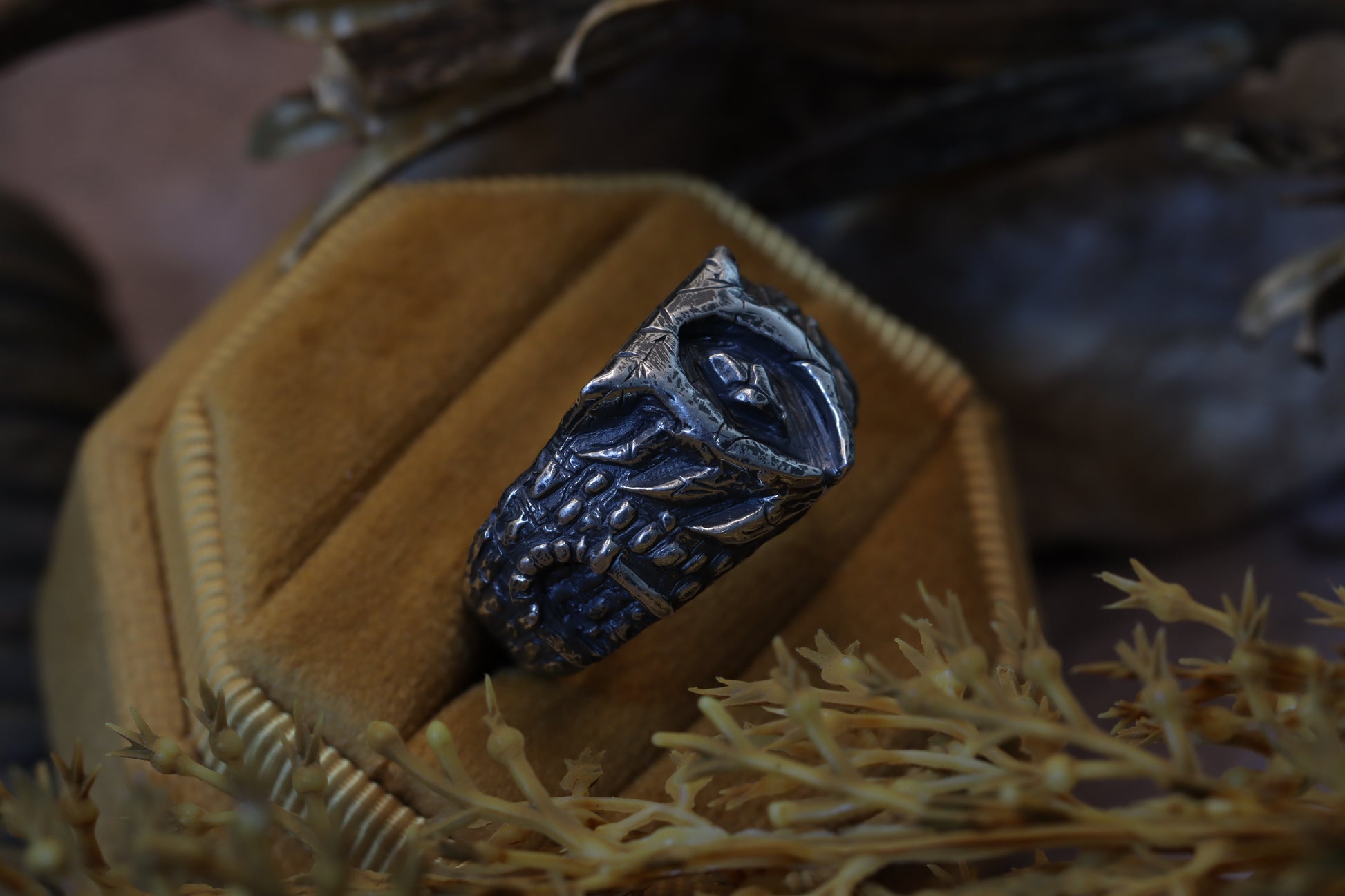 The Oblivion Gate ring in leaves